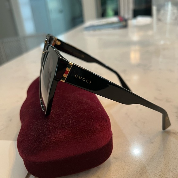 Like new Gucci oversized black sunglasses. PLUS FREE SHIPPING - Picture 12 of 14